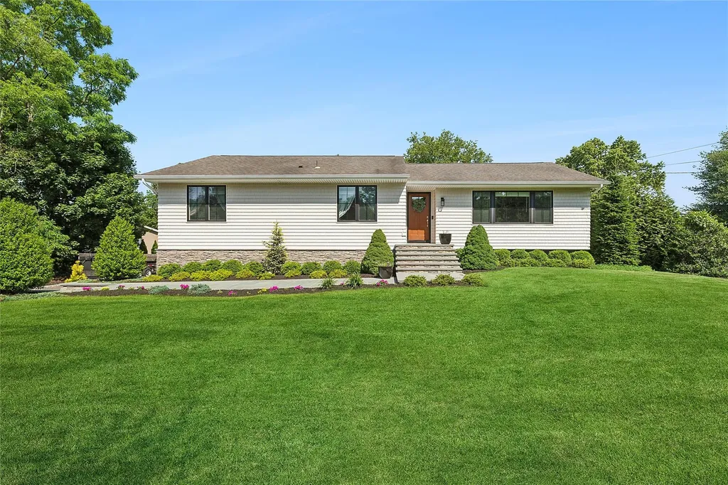 6 Village Way Smithtown NY 11787