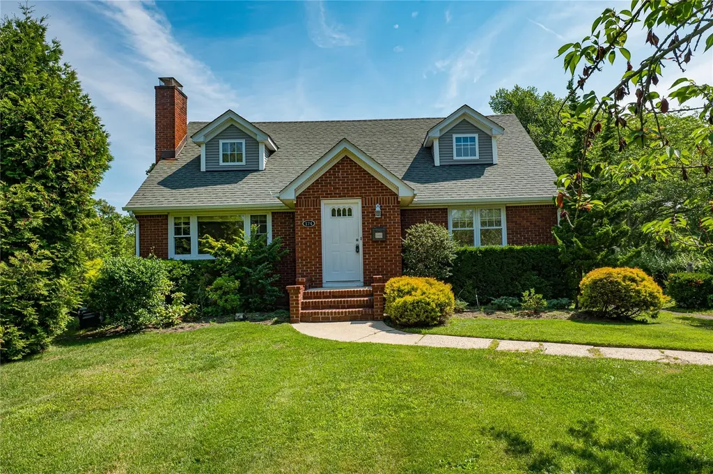 174 S Windsor Avenue Brightwaters NY 11718