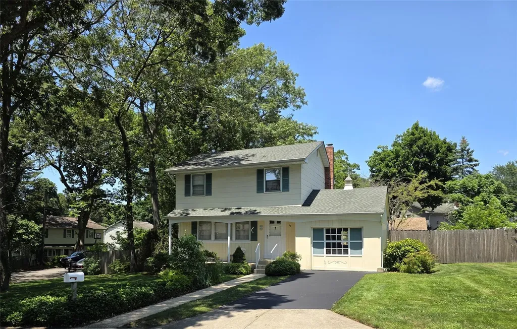 39 E Lyons Street Melville NY 11747