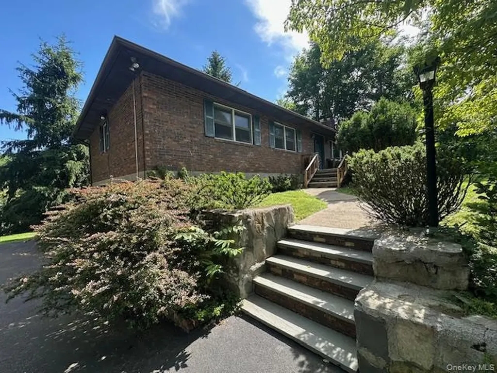 18 Ridgefield Lane Newburgh NY 12550