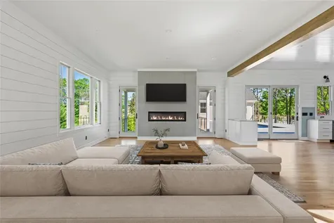 16 Lovers Lane Aquebogue NY 11931