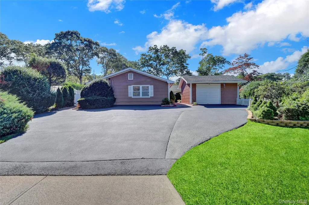 39 Pembrook Drive Stony Brook NY 11790