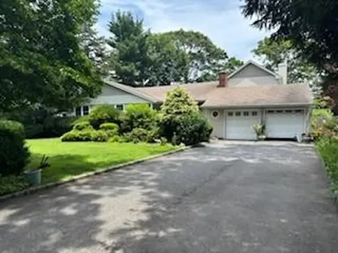 45 Mc Cue Lane Babylon NY 11702