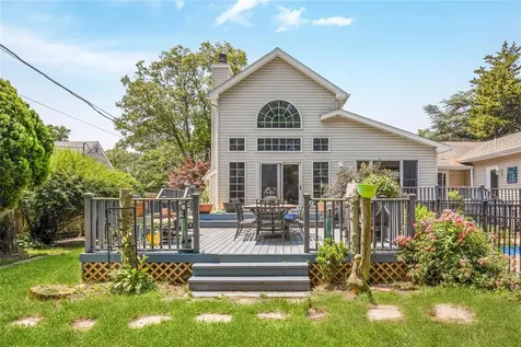 45 Mc Cue Lane Babylon NY 11702