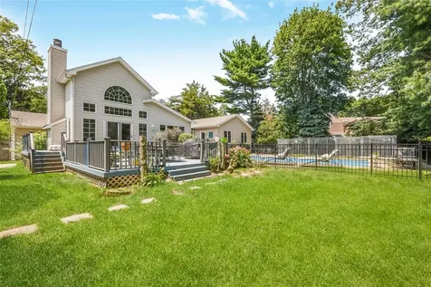 45 Mc Cue Lane Babylon NY 11702