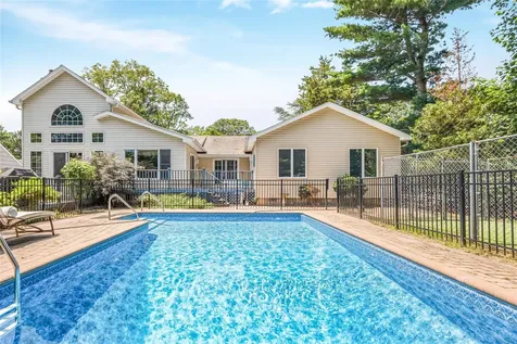 45 Mc Cue Lane Babylon NY 11702