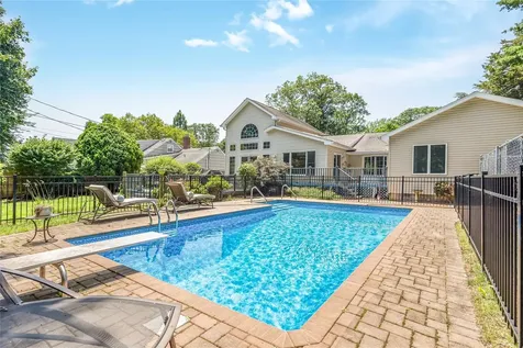 45 Mc Cue Lane Babylon NY 11702