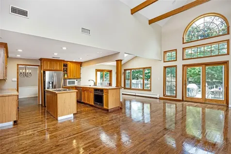 45 Mc Cue Lane Babylon NY 11702