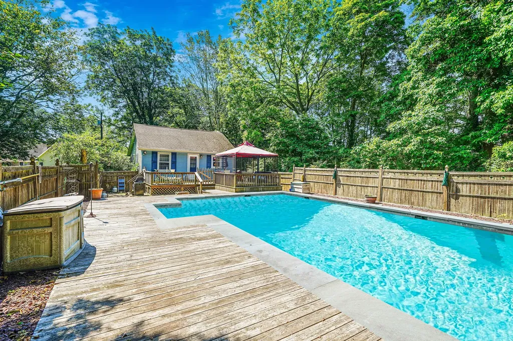 15 Youngs Avenue Mattituck NY 11952