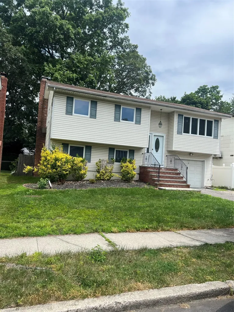 8 Anchor Court Huntington Station NY 11746