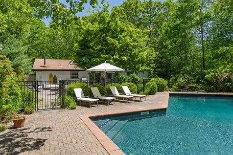 34 Middle Line Highway Southampton NY 11968