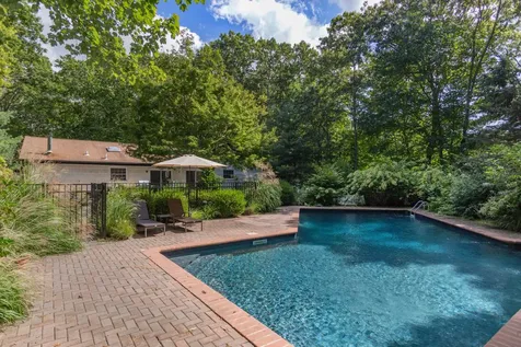 34 Middle Line Highway Southampton NY 11968