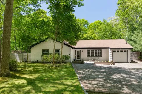34 Middle Line Highway Southampton NY 11968