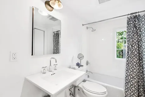 4 Lee Lane Wainscott NY 11975