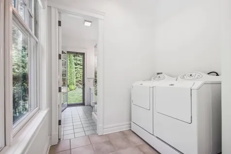 5 Dering Lane East Hampton NY 11937