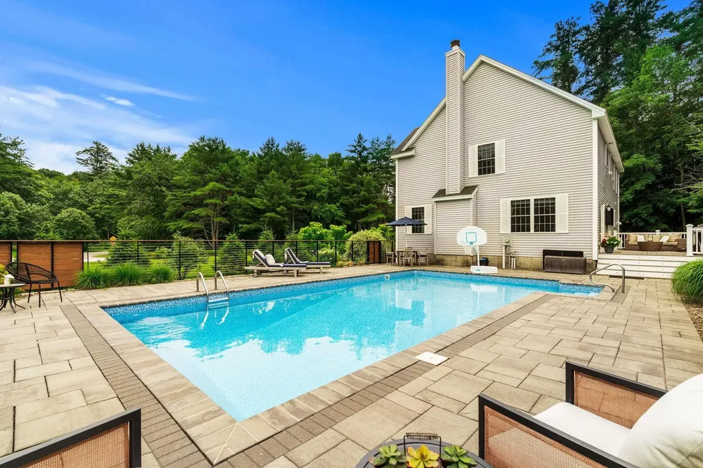 8 Leni Road Windham NH 03087