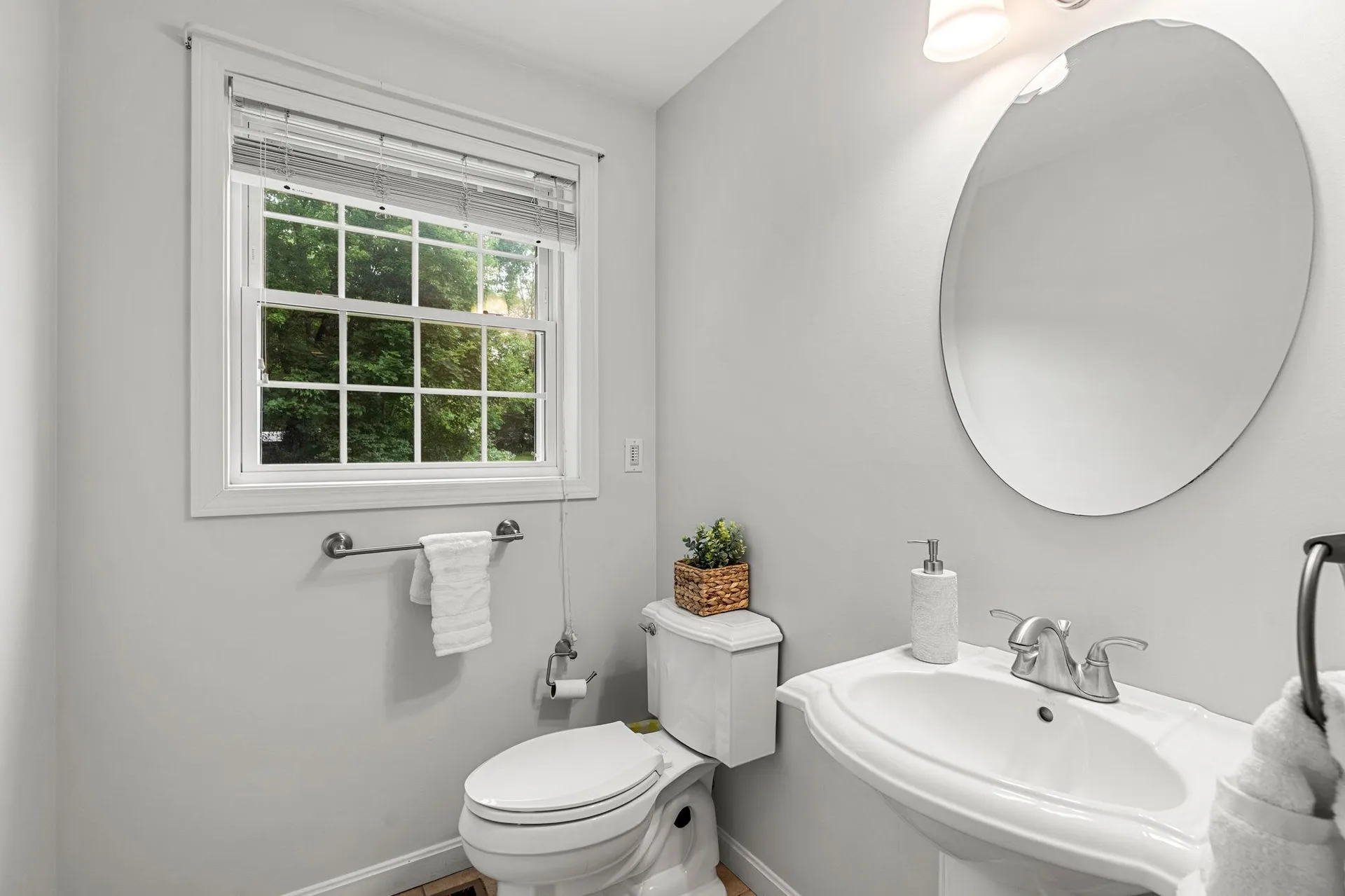 8 Leni Road Windham NH 03087