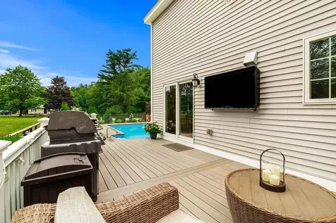 8 Leni Road Windham NH 03087