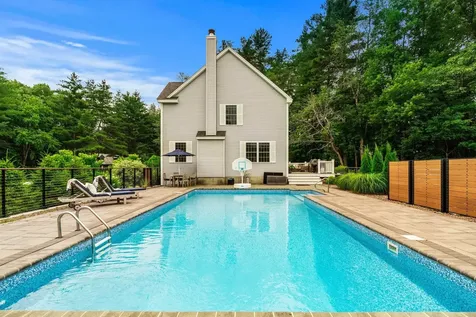 8 Leni Road Windham NH 03087