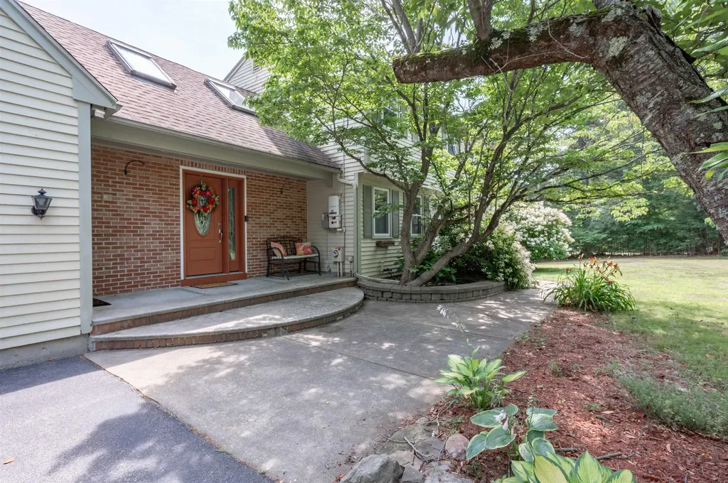8 Sullivan Road Hudson NH 03051
