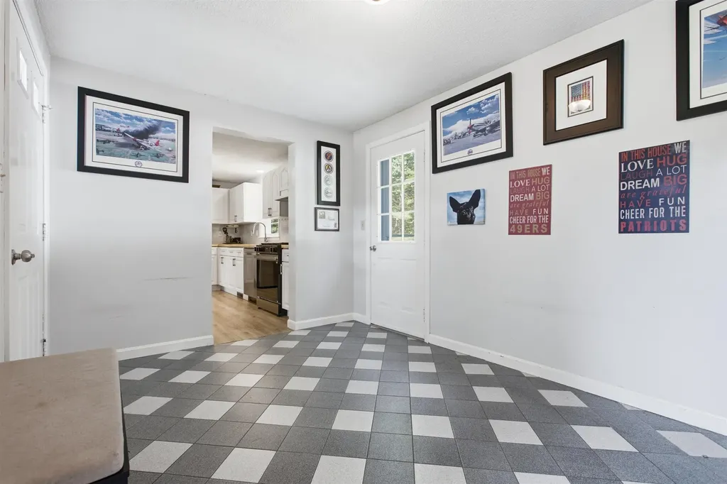29 Chase Brook Circle Litchfield NH 03052