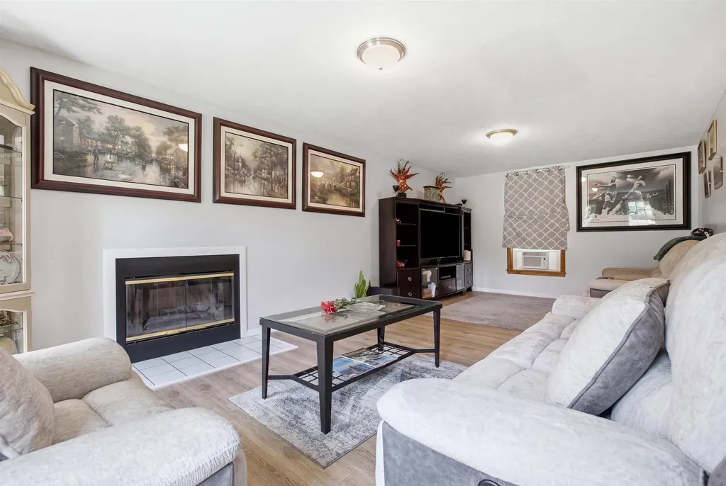 29 Chase Brook Circle Litchfield NH 03052