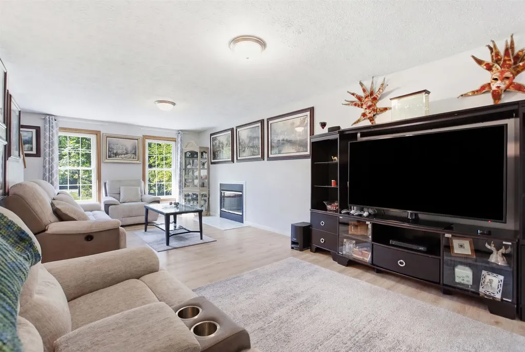 29 Chase Brook Circle Litchfield NH 03052
