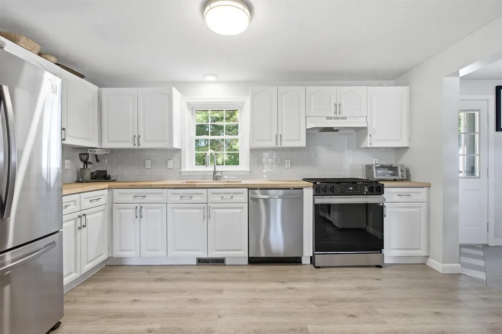 29 Chase Brook Circle Litchfield NH 03052