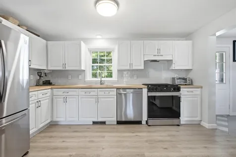 29 Chase Brook Circle Litchfield NH 03052