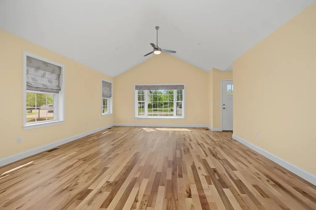 4 James Circle Brentwood NH 03833