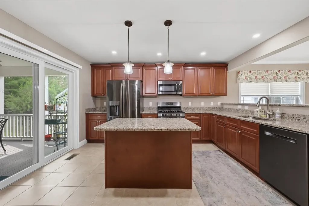 31 Castle Court Kingston NH 03848