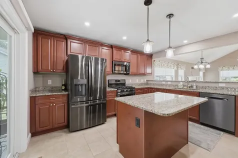 31 Castle Court Kingston NH 03848
