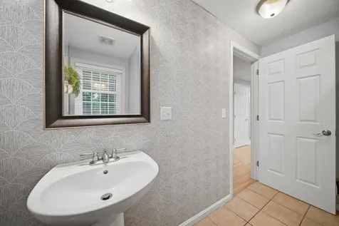 17 Laurel Road Hooksett NH 03106