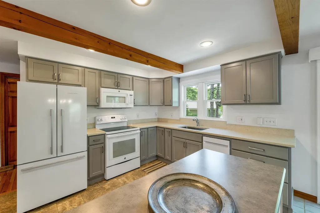 2761 Lake Shore Road Gilford NH 03249
