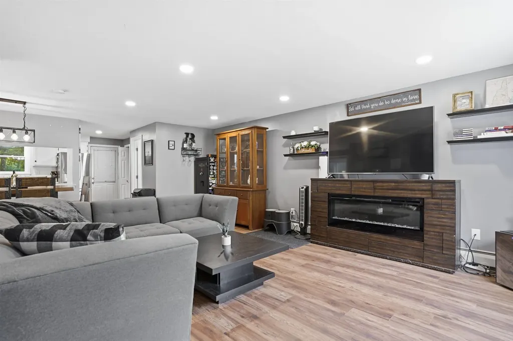 17 Chestnut Circle Merrimack NH 03054