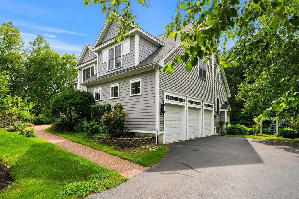 23 Chisholm Farm Drive Stratham NH 03885