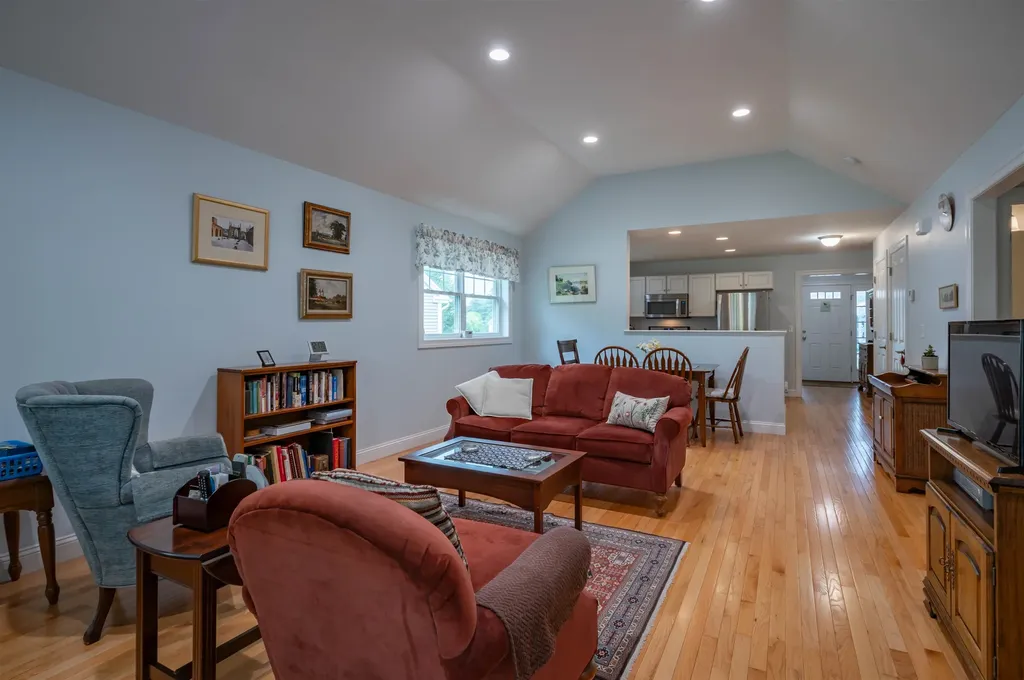 6 Elystan Circle Nashua NH 03064