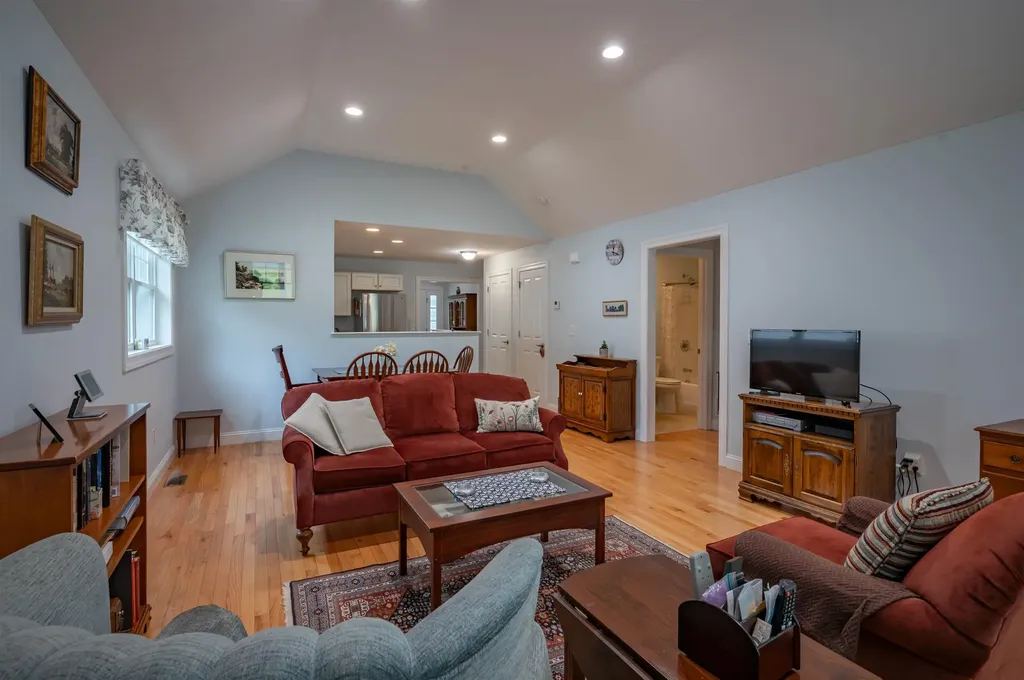6 Elystan Circle Nashua NH 03064