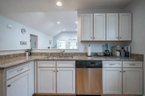 6 Elystan Circle Nashua NH 03064