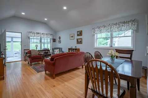 6 Elystan Circle Nashua NH 03064