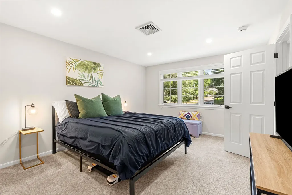 21 Foxglove Court Nashua NH 03062