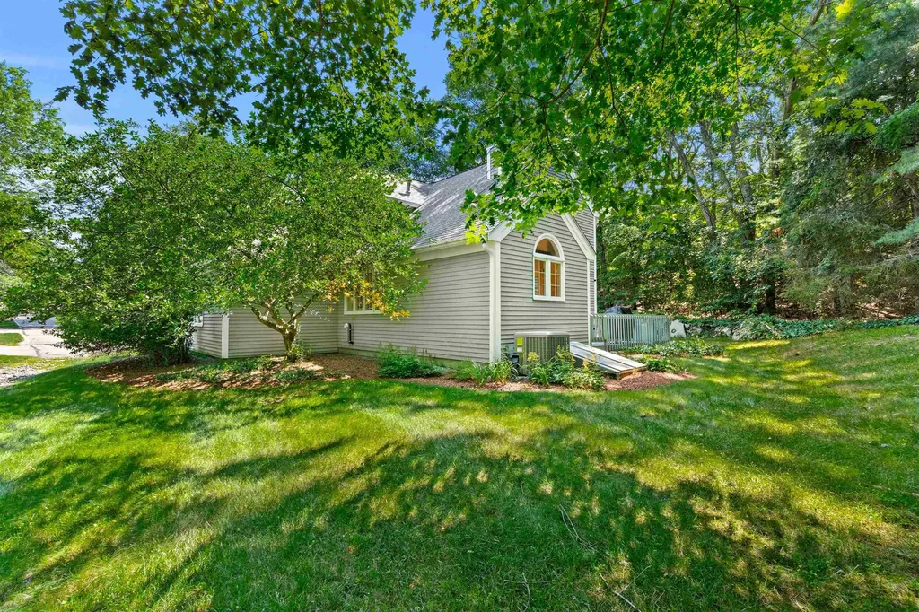21 Foxglove Court Nashua NH 03062