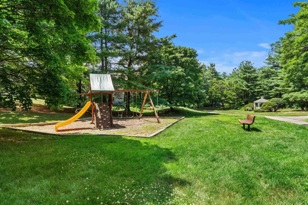 21 Foxglove Court Nashua NH 03062