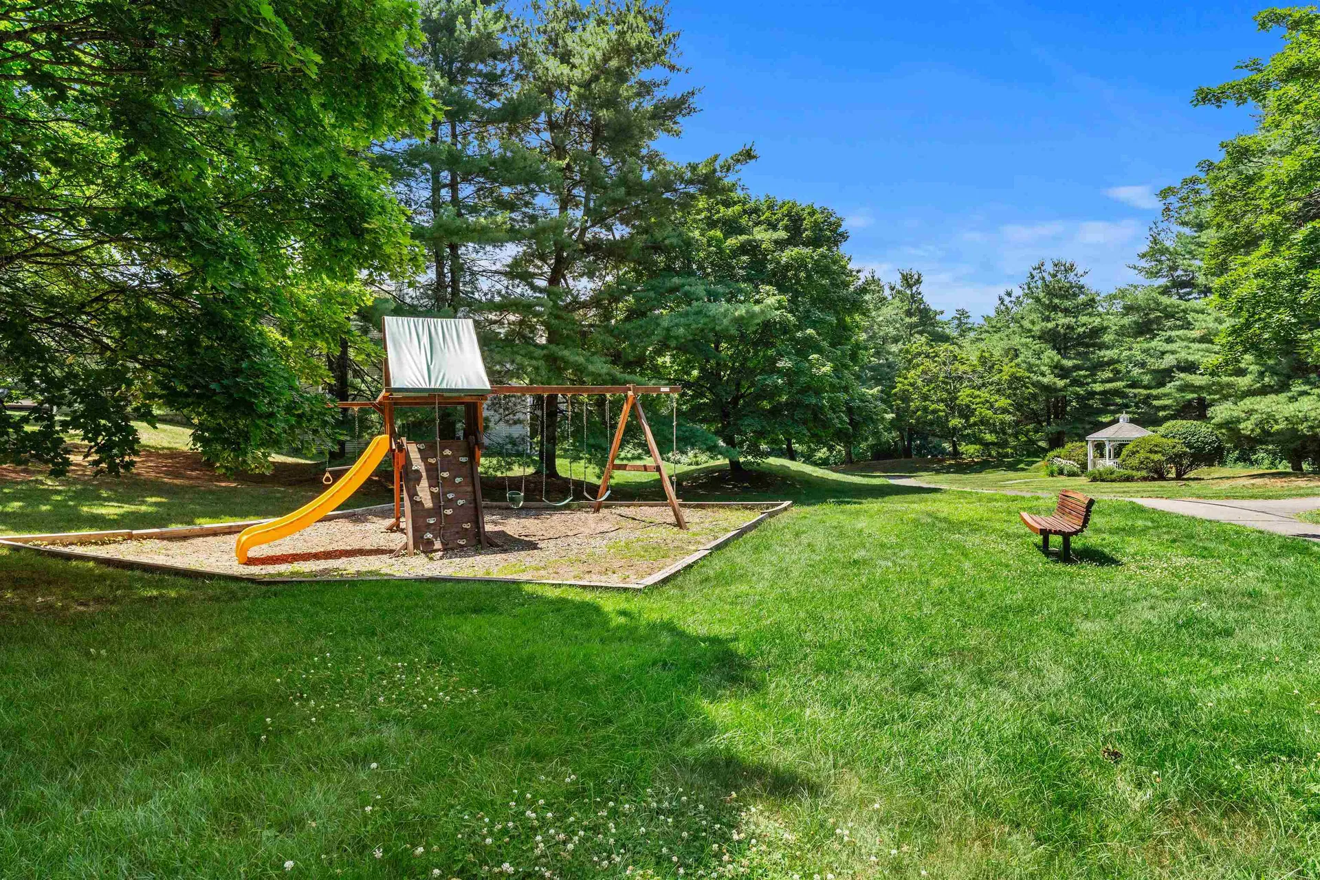 21 Foxglove Court Nashua NH 03062