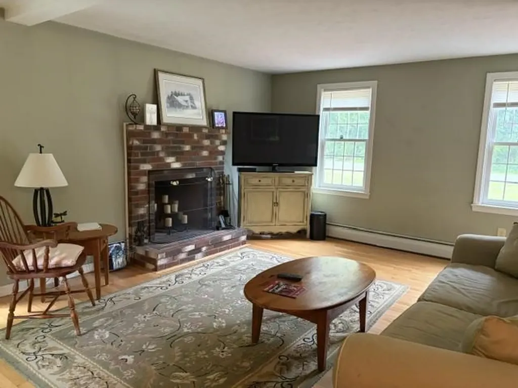 5 Mcenroe Drive Londonderry NH 03053
