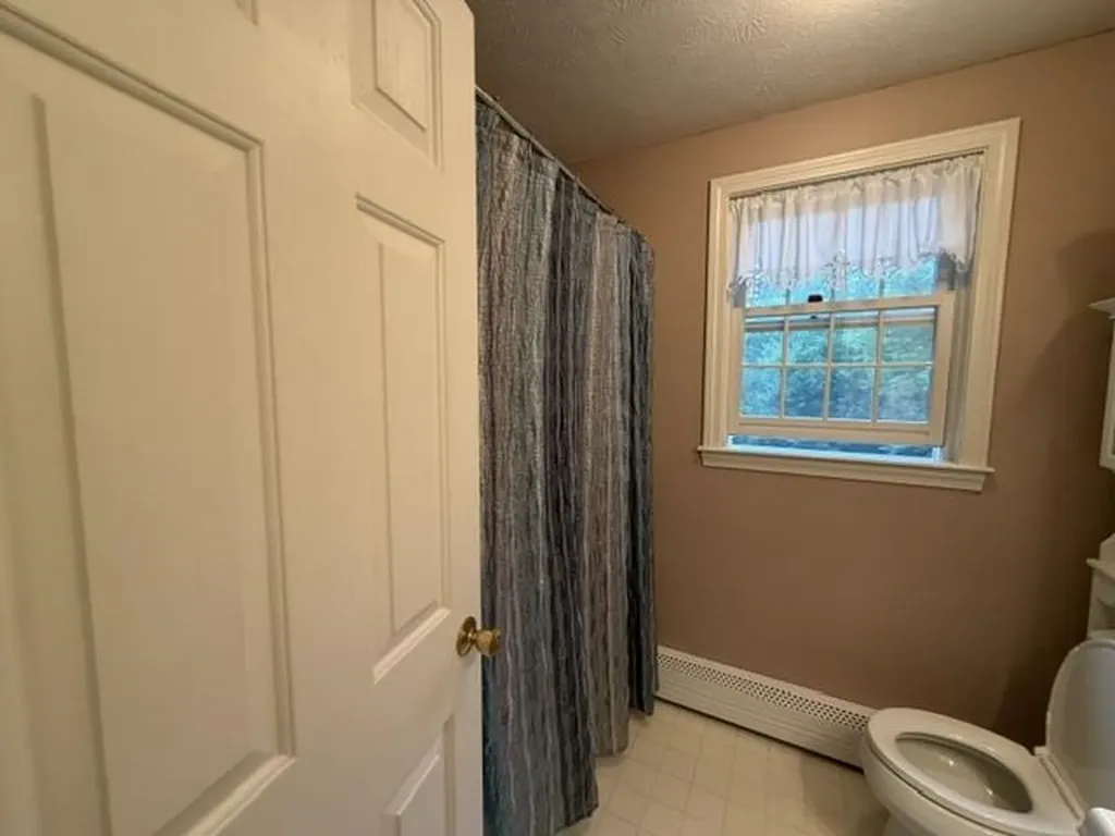 5 Mcenroe Drive Londonderry NH 03053