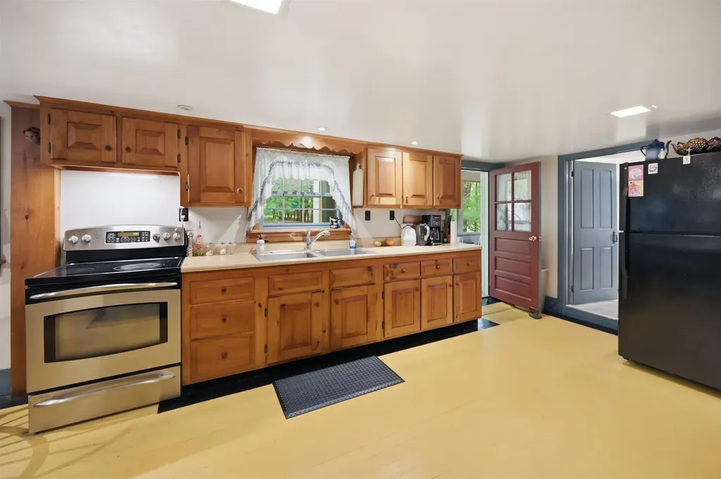 65 Chester Road Raymond NH 03077