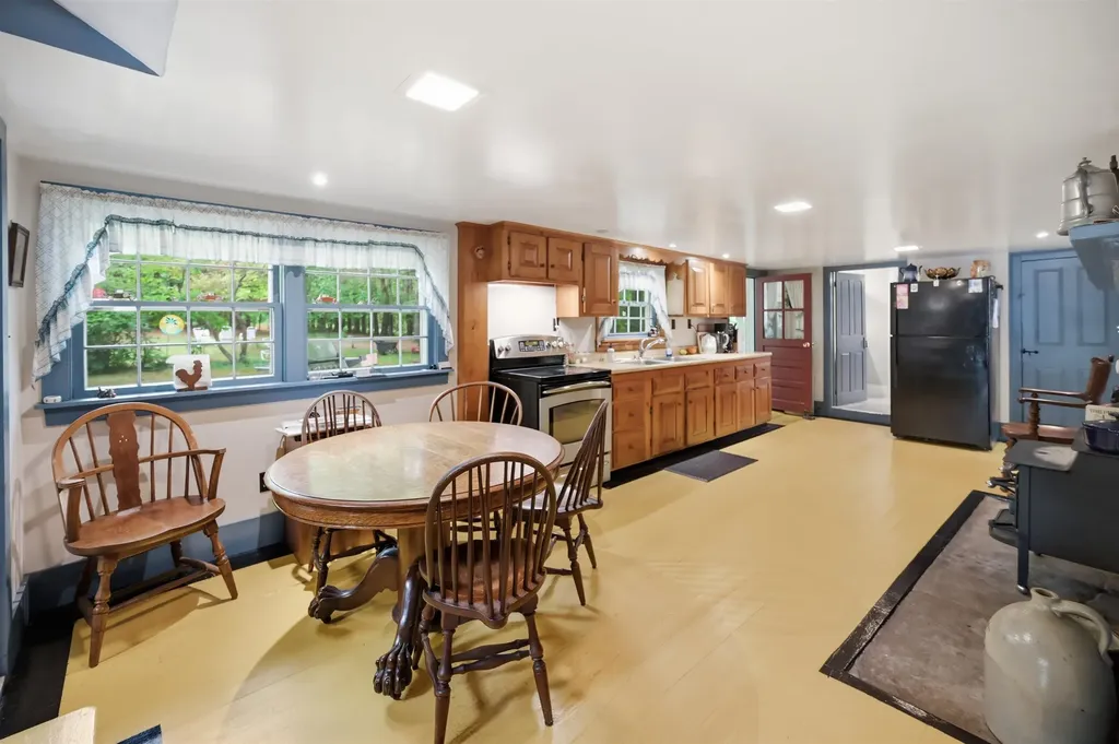 65 Chester Road Raymond NH 03077