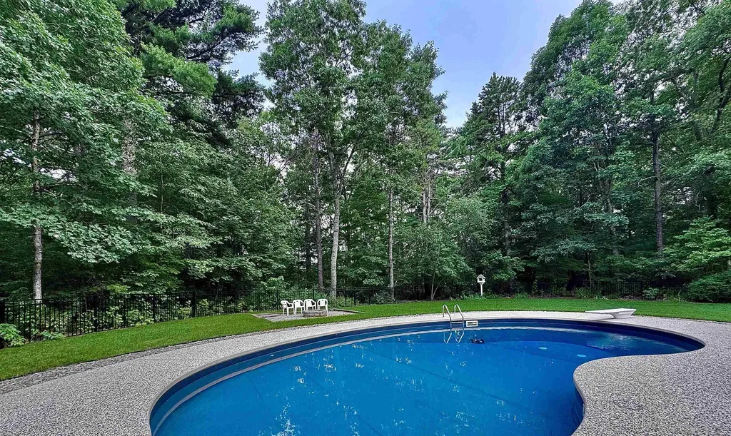 19 Tamarack Lane Amherst NH 03031