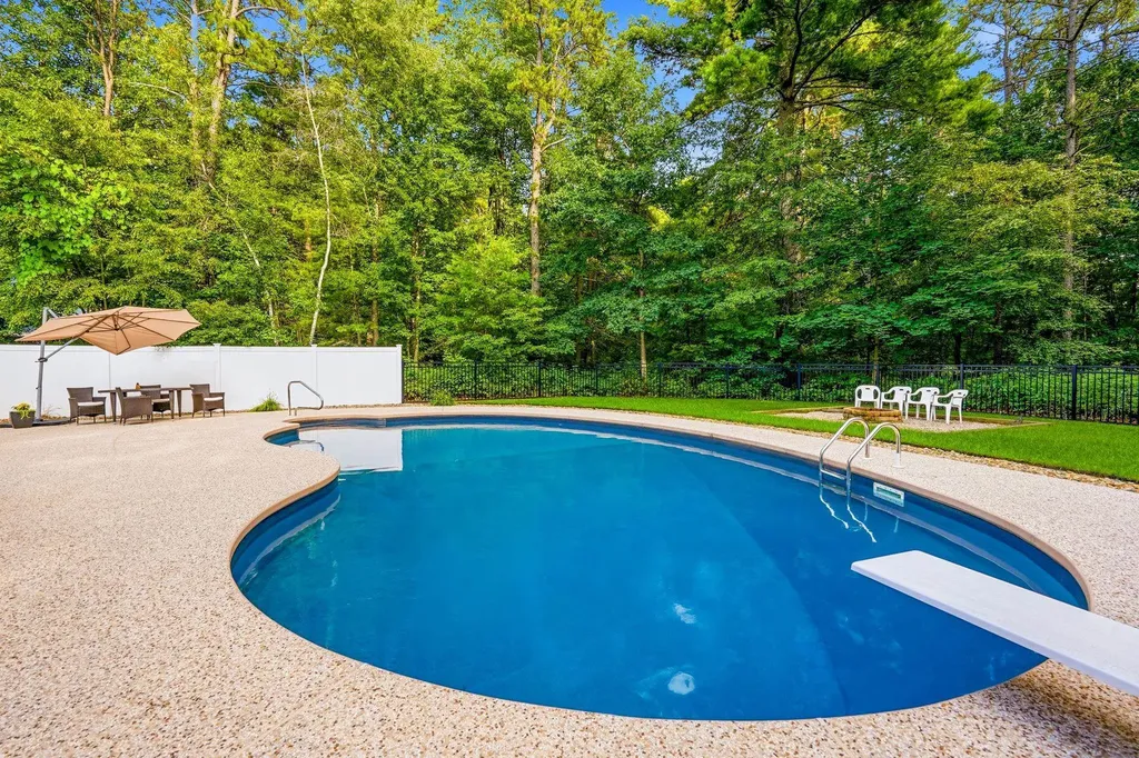 19 Tamarack Lane Amherst NH 03031